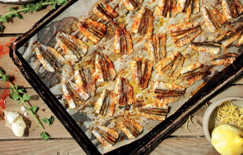 Η συνταγή της ημέρας: Γαύρος τηγανητός στον φούρνο με πάπρικες